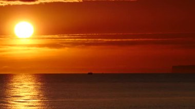 Akşamları deniz manzarası, deniz suyunda gün batımı. Gece çöküyor. Endülüs İspanya 'da doğa manzarası. Zaman penceresi