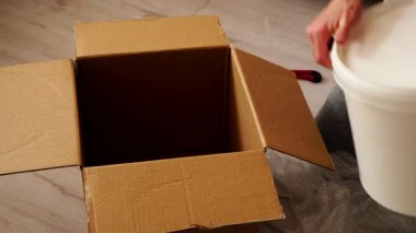 Malları karton kutuya koyup teslim etmek için. Teslimat konsepti. İnternetten alışveriş.