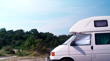 İç termal ekranlı karavan yazın doğada kamp yapan pencere camında kör. Karavanla seyahat ediyorum. Karavan tatili.