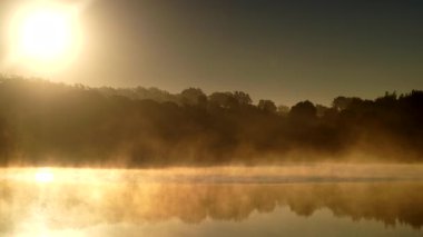 Sisli sabah manzarası. Sonbahar gölü suyunda gün doğumu. Povoa e meadas dam in castelo de vide, alentejo Portekiz.