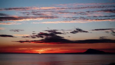 Deniz Burnu. Denizde gün doğumu. Gandia Sahili, Valencia İspanya manzarası. Montgo dağı kitle silueti ufukta.