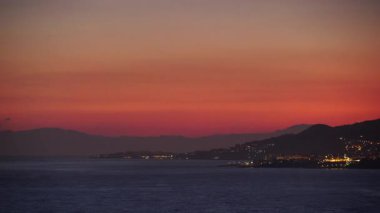 Denizde gün batımı. Maro ve Narja kıyı kasabalarına gece çöküyor. Maro-cerro gordo uçurumlarından, Malaga vilayetinden Costa del Sol, Endülüs, İspanya. Zaman aşımı