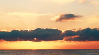 Sabahın erken saatlerinde deniz manzarası, deniz suyundan doğan güneş. Yanan turuncu gökyüzü. İspanya 'daki doğa manzarası.