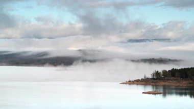 Sabah manzarası. Kuzey İspanya, Kastilya ve Leon bölgesinde, Palencia eyaletinde, mumyalama de aguilar de campoo gölünün üzerinde hareket eden sis ve bulutların hızlanması.