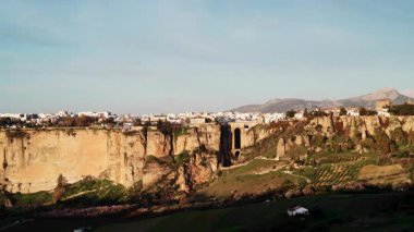 Zaman aşımı gecesi tepedeki Ronda kasabası ve yeşil vadi üzerine çöküyor, panoramik manzara. Malaga, Endülüs ve İspanya 'da turistik ilgi.