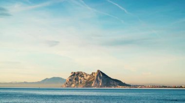Cebelitarık kayalı deniz burnu, güneşli bir gün. Torrecarbonera Sahili, Punta Mala, Endülüs İspanya. Turist eğlencesi.