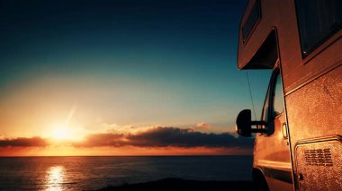 Kamp karavanı güneş doğarken deniz kıyısında, Almerya, Endülüs İspanya 'da kamp yapıyor. Karavanla seyahat ediyorum. Karavan tatili.