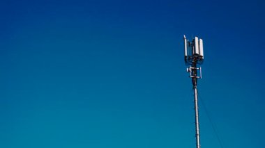 Telekomünikasyon kulesi gökyüzü arka planında 4G veya 5G hücresel ağ antenine sahip. Yeni mobil yayın teknolojisi üretimi.