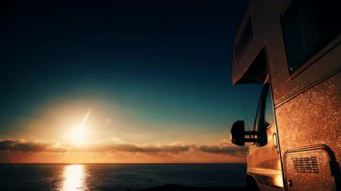 Bulutların sabah denizde hareket etmesi ve karavanın sahilde kamp kurması. Almerya Eyaleti, Endülüs İspanya. Karavanla seyahat ediyorum. Karavan tatili.