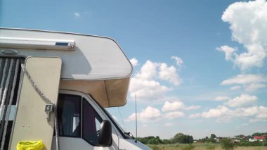 Kamp, yazın doğada eğlence aracı. Karavanla seyahat ediyorum. Karavan tatili.
