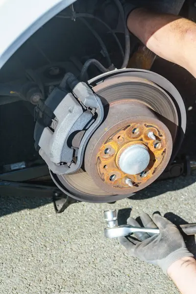 Araba serviste tamir ediliyor. Otomobilin tekerlek montajının ayrıntıları. Otomatik fren sistemi