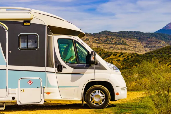 Kamp aracı dağ doğasında kamp yapıyor. Tatil gezisi.