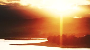 İspanya 'nın dağları, Guadalhorce Gölü, Ardales Barajı, Malaga Endülüs ve İspanya' nın üzerinde batan güneş batışı. Gece çöküyor..