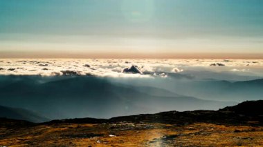 Yüksek dağlarda hareket eden tüylü bulutların zamanı. Portekiz 'deki Torre Dağı tepesinden Serra da Estrela' nın görüntüsü.
