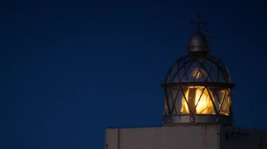 Detaylı görüntü. Gece fenerli fener feneri. İspanya 'nın Asterias kıyısındaki Faro Cabo otobüsü. Turistik yerler, ziyaret edilecek yerler..