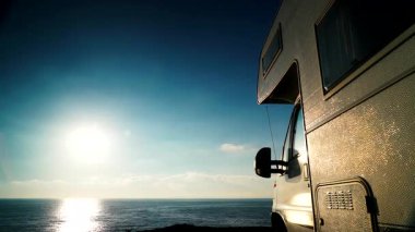 Bulutların sabah denizde hareket etmesi ve karavanın sahilde kamp kurması. Almerya Eyaleti, Endülüs İspanya. Karavanla seyahat ediyorum. Karavan tatili.