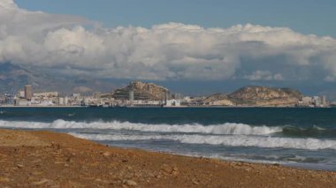 Alicante, valencia, İspanya - 5 Aralık 2019: Benacantil Dağı 'ndaki Santa Barbara Kalesi' nin uzak mesafesinden Akdeniz manzarası. İspanya, Costa Blanca. Deniz dalgaları ağır çekimde hareket ediyor.