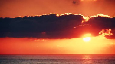 Sabahın erken saatlerinde deniz manzarası, deniz suyundan doğan güneş. Yanan turuncu gökyüzü. İspanya 'daki doğa manzarası.