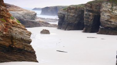Galiçya İspanya 'daki Katedral Sahili' nde kayalık oluşumları. Playa de las Catedrales, Ribadeo 'da Katedrais Olarak, Lugo. Kuzey İspanya 'daki Cantabric kıyı şeridi. Turist eğlencesi.