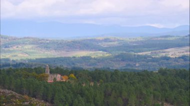 Bulutların zaman çizelgesi kayalıklardaki eski kiliseyle yeşil dağın üzerinden geçiyor. Sil nehri kanyonu Parada de Sil, Galiçya İspanya 'da. Madrid balkonundan görünüm.
