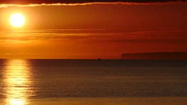 Sabahın erken saatlerinde deniz manzarası, deniz suyundan doğan güneş. Yanan turuncu gökyüzü. Doğa manzarası. Valencia İspanya.