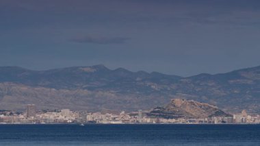 Alicante, Valencia, İspanya - 11 Aralık 2019: Benacantil Dağı 'ndaki Santa Barbara Kalesi' nin ve Akdeniz kıyıları manzaralı. İspanya, costa blanca.