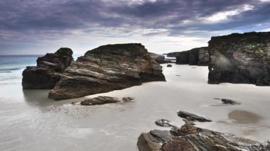 Galiçya İspanya 'daki Katedral Sahili' nde kayalık oluşumları. Playa de las Catedrales, Ribadeo 'da Katedrais Olarak, Lugo. Kuzey İspanya 'daki Cantabric kıyı şeridi. Turist eğlencesi.