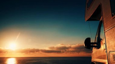 Bulutların sabah denizde hareket etmesi ve karavanın sahilde kamp kurması. Almerya Eyaleti, Endülüs İspanya. Karavanla seyahat ediyorum. Karavan tatili.