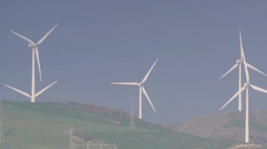 Tepelerde rüzgar türbinleri. Ardales, Malaga ili, Endülüs İspanya yakınlarındaki yenilenebilir enerji üretimi için enerji jeneratörü çiftliği. Uzaklaştır