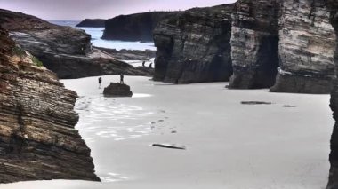 Katedrallerin plajı, Ribadeo 'daki playa las kategorileri, Lugo, Galiçya. Kuzey İspanya 'daki Cantabric sahillerindeki uçurum oluşumları. Turist eğlencesi. Uzaklaştır