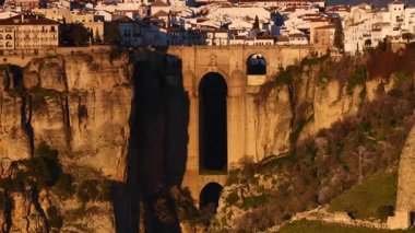 İspanya 'da turistik bir yer. Endülüs 'teki Guadalevin Nehri üzerindeki Puente Nuevo Köprüsü. Seyahat güzergahı, akşam ışığında dönüm noktası.