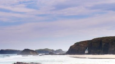 Galiçya İspanya 'daki Katedral Sahili' nde kayalık oluşumları. Playa de las Catedrales, Ribadeo 'da Katedrais Olarak, Lugo. Kuzey İspanya 'daki Cantabric kıyı şeridi. Turist eğlencesi.