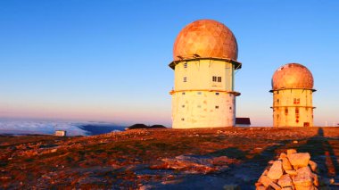 Serra da Estrela 'nın Torre Dağı tepesi. Sabah güneşi altında gözlemevi binası. Portekiz kıtasının en yüksek yeri. Ziyaret edilecek yer.
