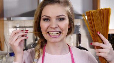 Elinde kepekli makarnası olan genç bir kadın. Diyet için sağlıklı organik gıda.