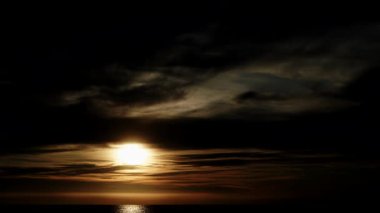 Sabahın erken saatlerinde deniz manzarası. Gün doğumunda denizin üzerinde hareket eden kara fırtınalı bulutların hızlanması. İspanya 'daki doğa manzarası.