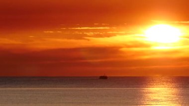Deniz Burnu. Gün doğumunda deniz suyunda balıkçı teknesi. Doğa manzarası, sabahın erken saatlerinde.