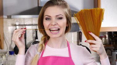 Elinde kepekli makarnası olan genç bir kadın. Diyet için sağlıklı organik gıda.