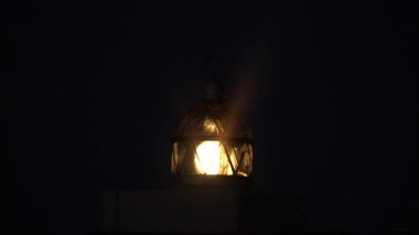 Detaylı görüntü. Gece fenerli fener feneri. İspanya 'nın Asterias kıyısındaki Faro Cabo otobüsü. Turistik yerler, ziyaret edilecek yerler..