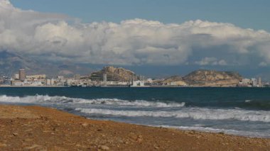 Alicante, valencia, İspanya - 5 Aralık 2019: Benacantil Dağı 'ndaki Santa Barbara Kalesi' nin uzak mesafesinden Akdeniz manzarası. İspanya, Costa Blanca. Deniz dalgaları ağır çekimde.
