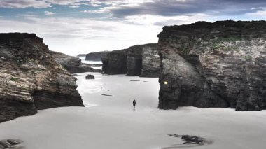 Galiçya İspanya 'daki Katedral Sahili' nde kayalık oluşumları. Playa de las Catedrales, Ribadeo 'da Katedrais Olarak, Lugo. Kuzey İspanya 'daki Cantabric kıyı şeridi. Turist eğlencesi.