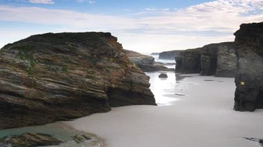Playa las catedrales, Ribadeo 'daki Katedrais Plajı, Lugo, Galiçya. Kuzey İspanya 'daki Cantabric deniz manzarası.