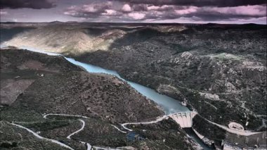 Bulutların dağların ve Douro nehrinin üzerinden İspanyol sos barajıyla geçişi. Portekiz ve İspanya arasındaki sınır. Ulusal parklar. Portekiz Penedo Durao gözcüsünden görüntü.
