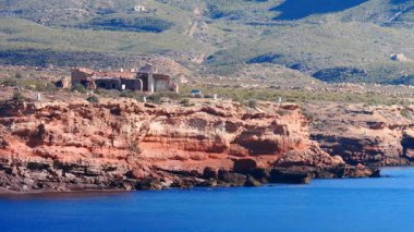 Deniz manzarası. İspanyol kıyı manzarası, kayalıklı kıyı şeridi. Akdeniz bölgesi Mazarron Körfezi, Sierra de las Moreras Murcia, İspanya