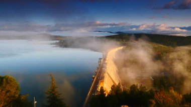 İspanya 'nın kuzeyindeki Palencia, Kastilya ve Leon bölgesinde bulunan Aguilar de Campoo barajında sabah sisi..
