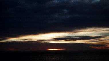 Sabahın erken saatlerinde deniz manzarası. Gün doğumunda denizin üzerinde hareket eden kara fırtınalı bulutların hızlanması. İspanya 'daki doğa manzarası.