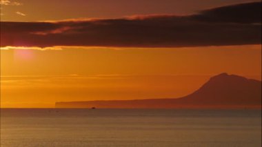 Sabahın erken saatlerinde deniz manzarası, deniz suyundan doğan güneş. Yanan turuncu gökyüzü. Doğa manzarası. Valencia İspanya.