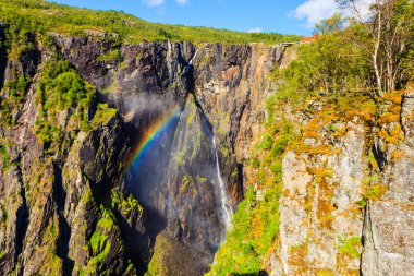 Voringsfossen şelalesi yazın gökkuşağı ile, Mabodalen Vadisi Norveç. Ulusal turist Hardangervidda güzergahı, 7 nolu turist yolu, Eidfjord gezi turu.