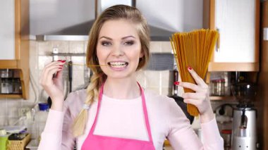 Elinde kepekli makarnası olan genç bir kadın. Diyet için sağlıklı organik gıda.