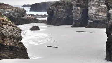 Playa las catedrales, Ribadeo 'daki Katedrais Plajı, Lugo, Galiçya. Kuzey İspanya 'daki Cantabric deniz manzarası.