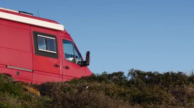 İspanya 'da doğa üzerine kamp minibüsü. Karavanla seyahat ediyorum. Karavan tatili.